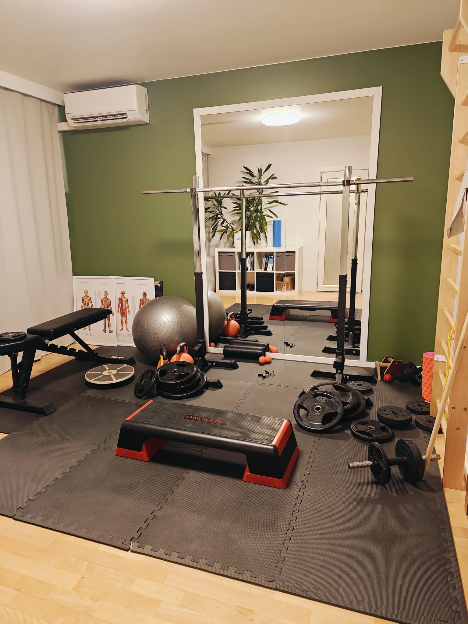 ProHierojat Tampereen toimipisteen osteopaatin huone.